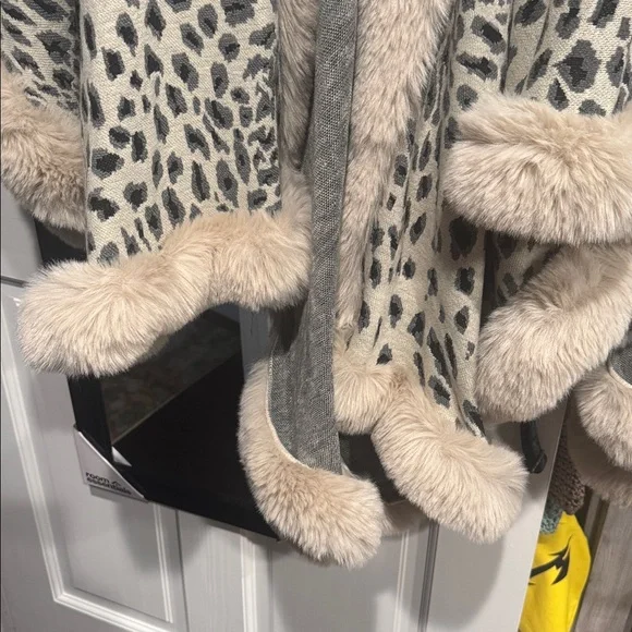 Leopard Print Faux Fur Trim Cape - Picture 2 of 4